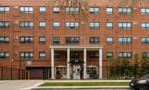 Apartments Near City Colleges of Chicago-Malcolm X College Lovely Top Floor 1 BR in Edgewater  for City Colleges of Chicago-Malcolm X College Students in Chicago, IL