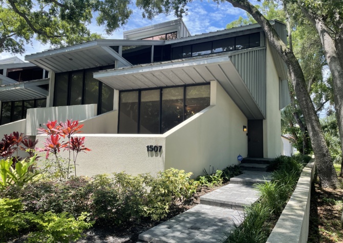 Houses Near South Tampa: Timeless Modern Design Living