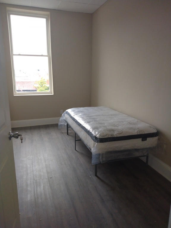 NO RENT IN SEPTEMBER!! HUGE SHARED AND SINGLE ROOMS MEALS INCLUDED!!!