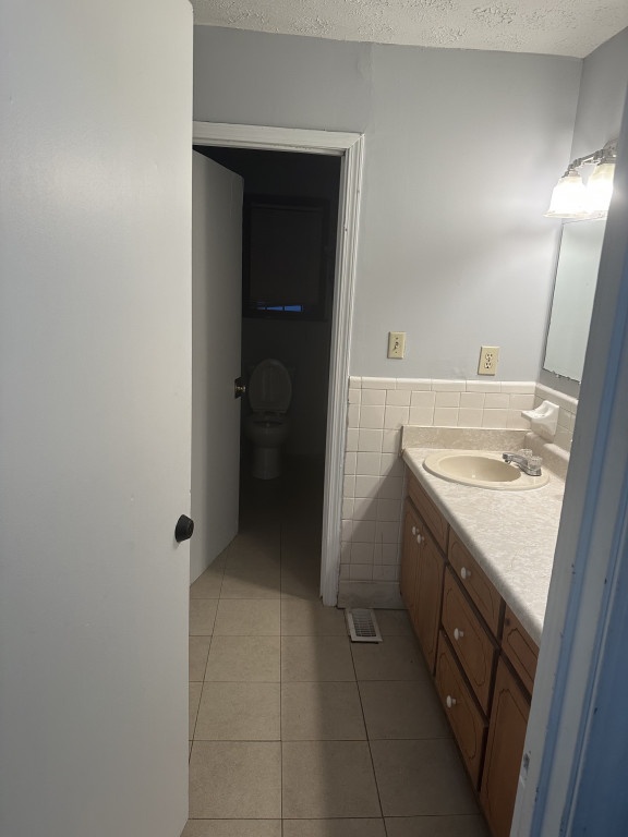 LARGE ROOM FOR RENT IN OFF CAMPUS STUDENT HOUSE