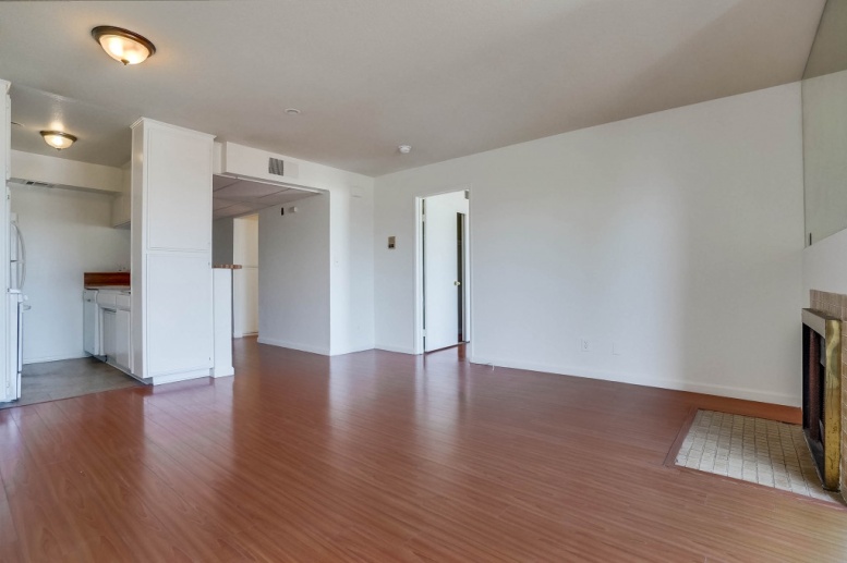 Spacious 2Bed/2bath w Balcony. Great for students! Steps to UCLA