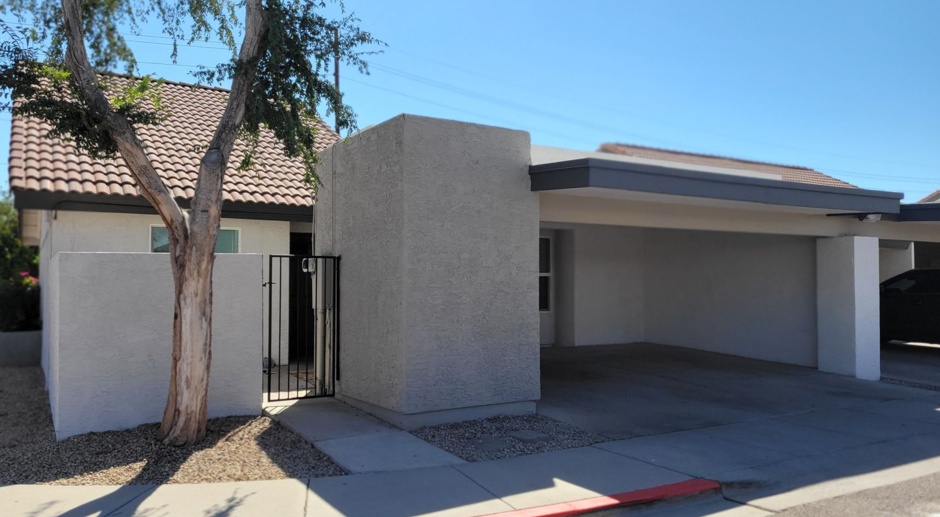 Clean! 2 bed 2 bath Town-home in Central Phoenix - Gated - Pool!