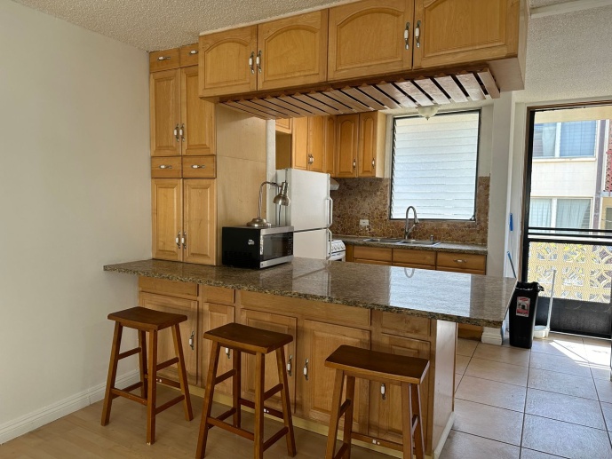 Rarely available 2 bedroom unit in Maile Terrace