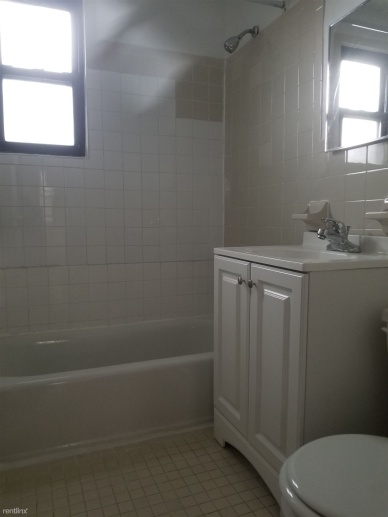 Updated 2 Bedroom Apartment in Garden Style Complex - H/HW- Laundry/ Located in New Rochelle