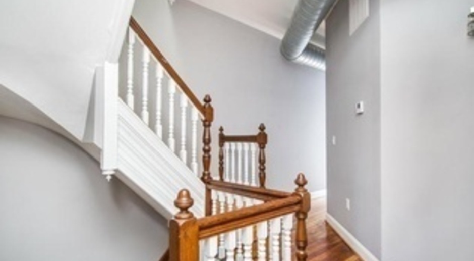 2024/2025 MICA off-campus 4bd/2.5ba in Bolton Hill w/ CAC & W/D! Available 6/7/24