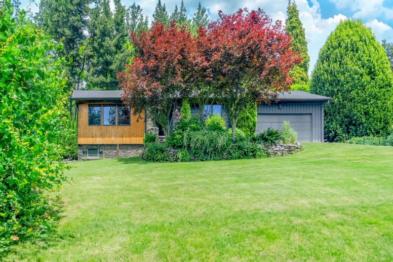 2 Level Mid-Century home for lease! Tour today!