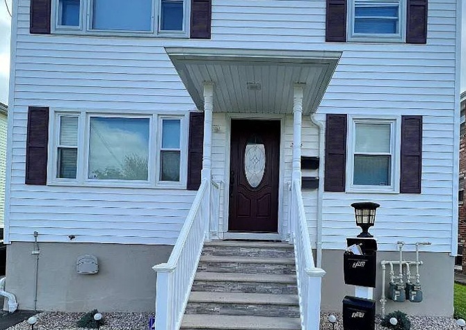 Houses Near 3 bedrooms, kitchen, dinning room, bathroom. Laundry hook up in the ba