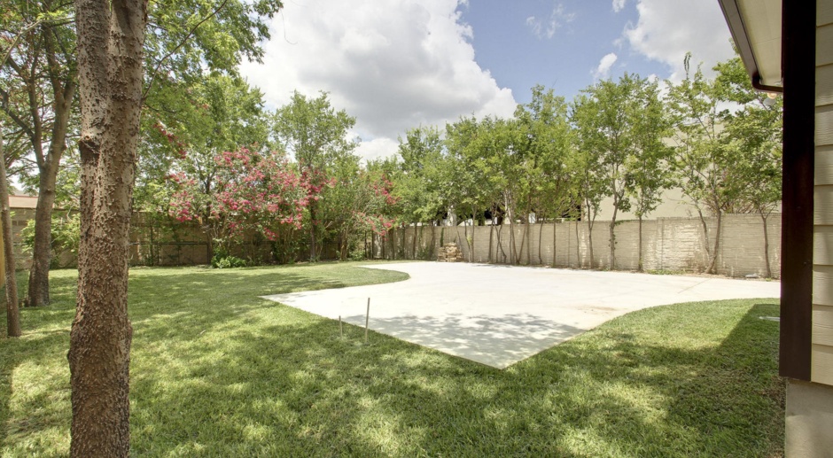 UT PRE-LEASE: Wood Floors, North Campus, Large Living Space, 2011 Construction, Custom High End Kitchen, Gorgeous Bathrooms