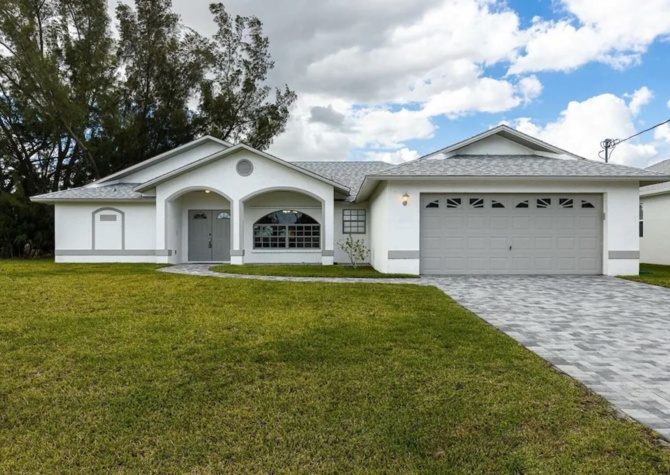 Houses Near Stunning Waterfront Pool home 3/2 in Cape coral