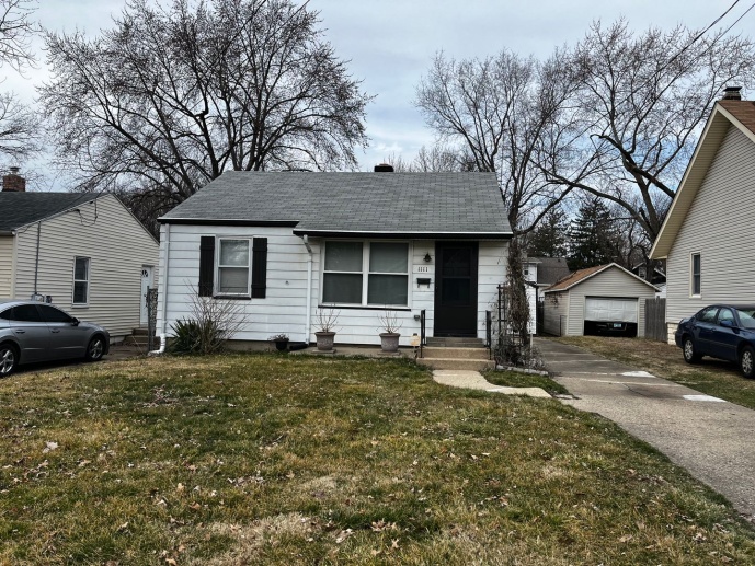 Welcome to this charming 2-bedroom, 1-bathroom house located in Peoria, IL. 