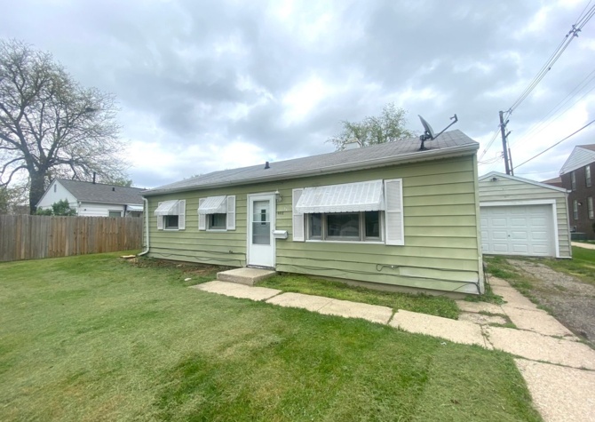 Houses Near 3 bedroom/1 bath Home Available Now in Peoria!