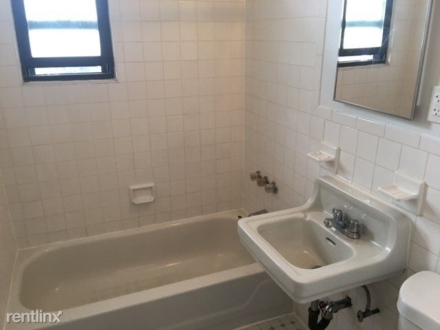 Spacious 2 Bedroom Apartment in Garden Style Complex - Laundry On Site- Located in New Rochelle