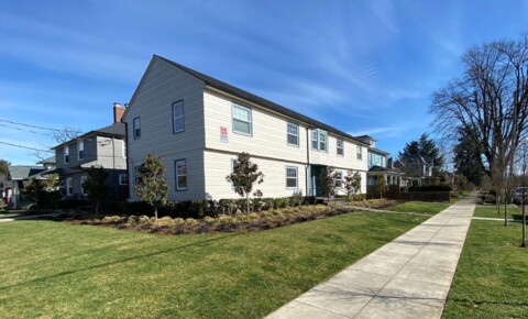 Apartments Near UP Large / Close-In 1 Bedroom w/Bonus Room! Hardwood Floor, Private Storage, Washer/Dryer & Pet Friendly! for University of Portland Students in Portland, OR