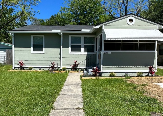 Houses Near Renovated 3/1 Single Family home- Available for Immediate move in!