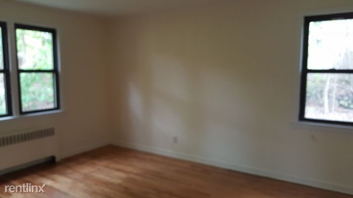 Sunny 2 Bedroom Apartment in Garden Style Courtyard Bldg/Laundry On Site/New Rochelle