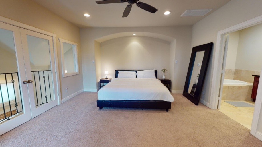 Queen Bedroom in Downtown Houston #1381 C/w Private Bathroom (Furnished Only)