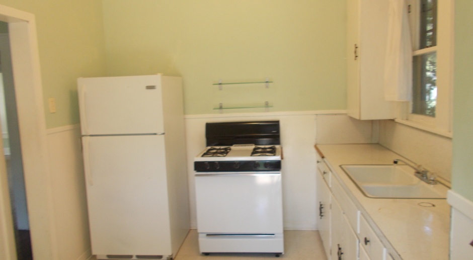 Spacious 2 Bedroom- 600 E. 41st- August Prelease