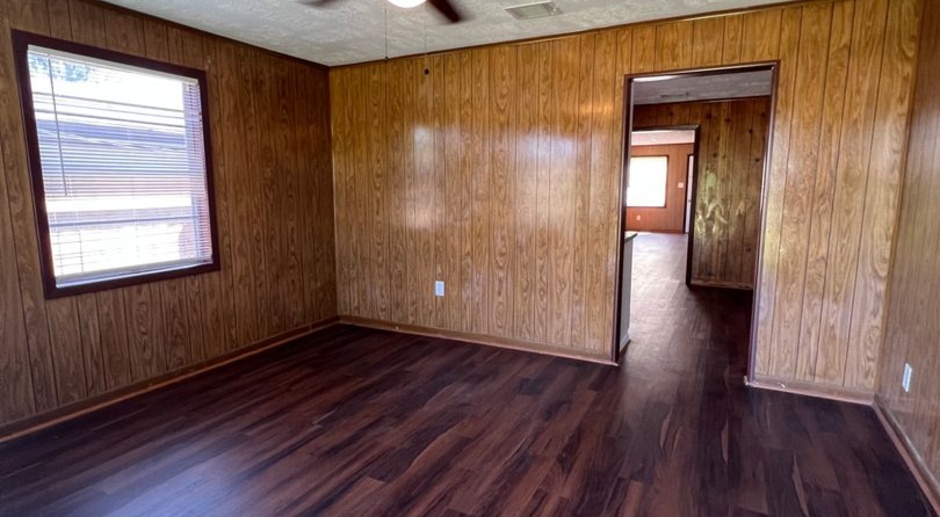 Newly refreshed spacious 3 Bed in Orange, TX.