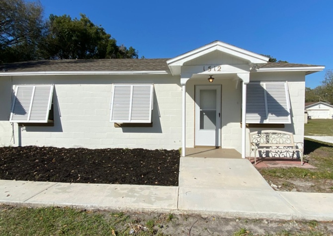 Houses Near Affordable 1/2-duplex residence located in the desirable East Orlando area! 