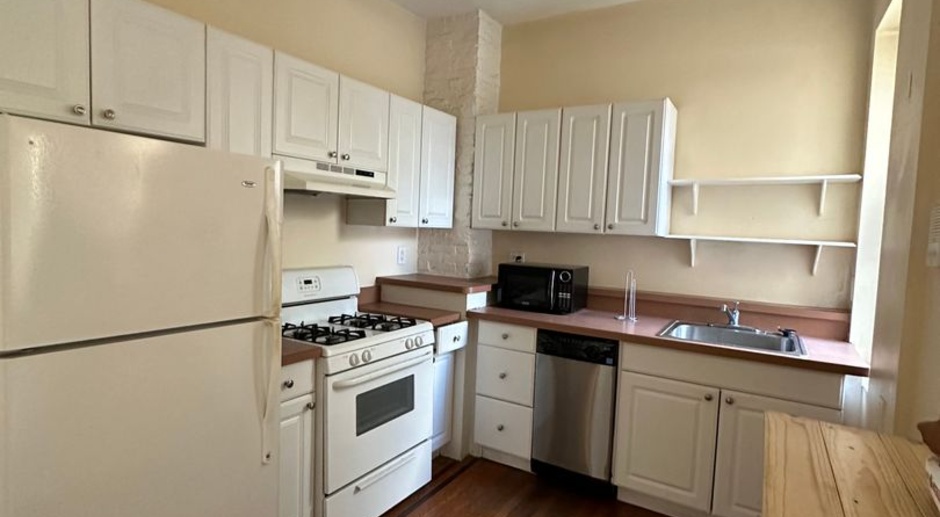  Spacious 1 Bedroom Apartment in Queen Village - Perfect Blend of Comfort and Location