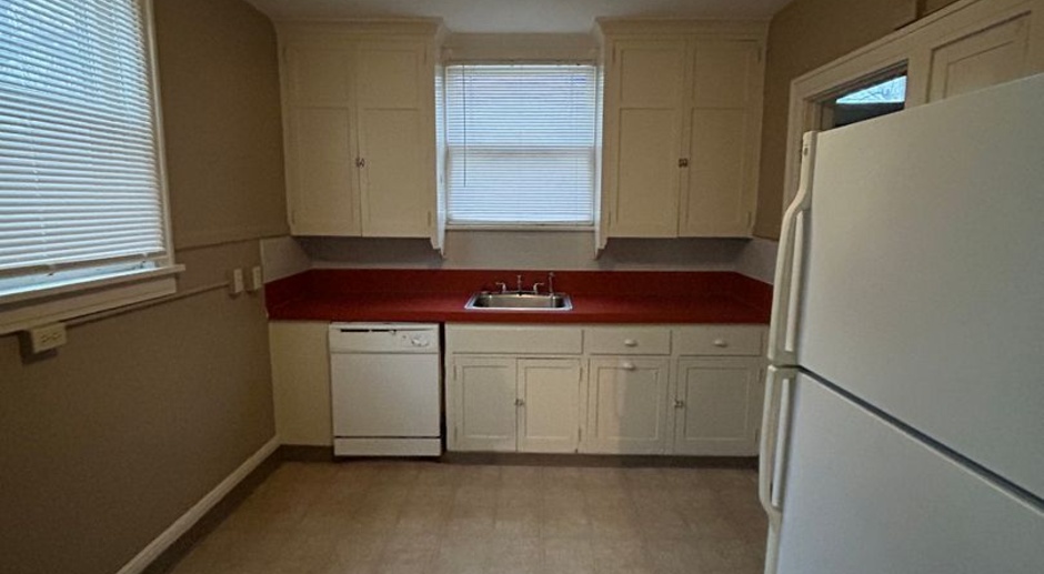 AVAILABLE NOW! Home for rent near UMKC! 3 Bed 1 Bath!!