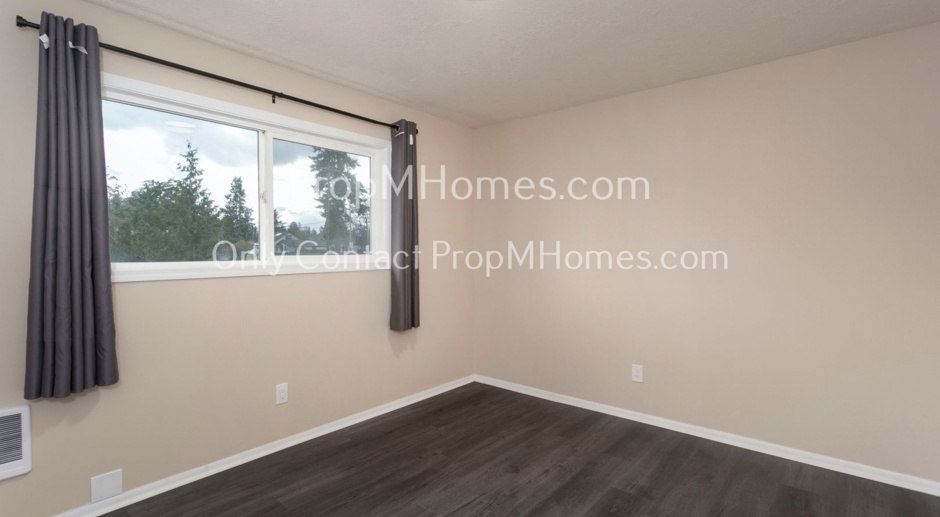 Charm in Mt. Scott Awaits you! Two Bedroom, One Bath is Waiting for You to call it Home!