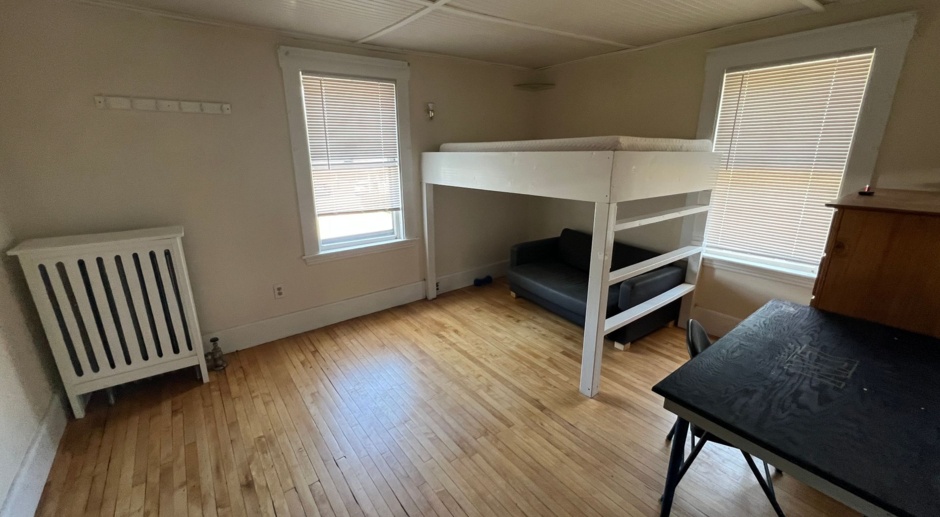 5 Bed Occupancy w/ Parking Available!