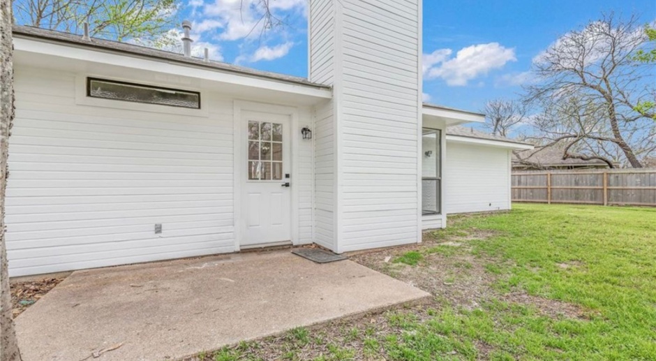College Station - 3 bedroom - 2 bath house with garage and fenced back yard. 