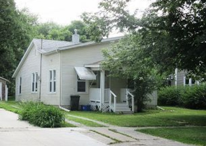 Houses Near SHORT-TERM LEASE Available now through July 2024!!!  Cute 2 bedroom, 1 bath house in Iowa City