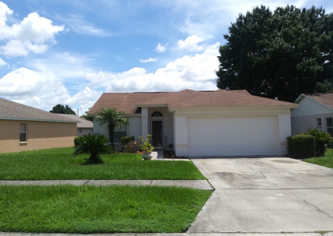 Houses Near Quiet and Conveniently located 3 bdrm in Winter Haven!
