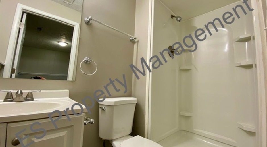 Beautiful 4 Bedroom 2 Bathroom Bi-Level Home in Warren Township!