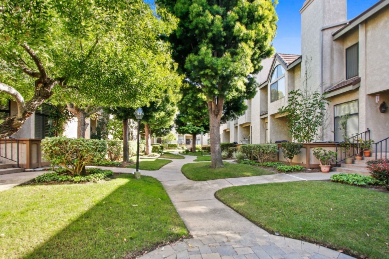 Torrance West High Area Gated Townhome with 3 Bedrooms and 2.5 Bathrooms and Community Pool!