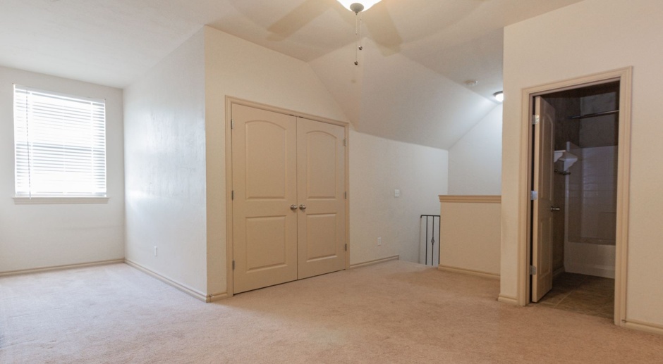 Spacious 2-Story Condo with Pool: Your Ideal College Student Home!