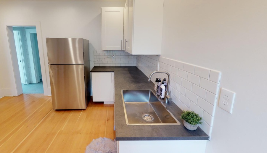 Private Bedroom in Light-Filled Home Between Hawthorne and Division l Pet Friendly