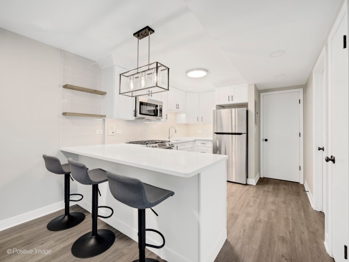 Modern, Tranquil, High-End Apartment in Downtown Downers Grove