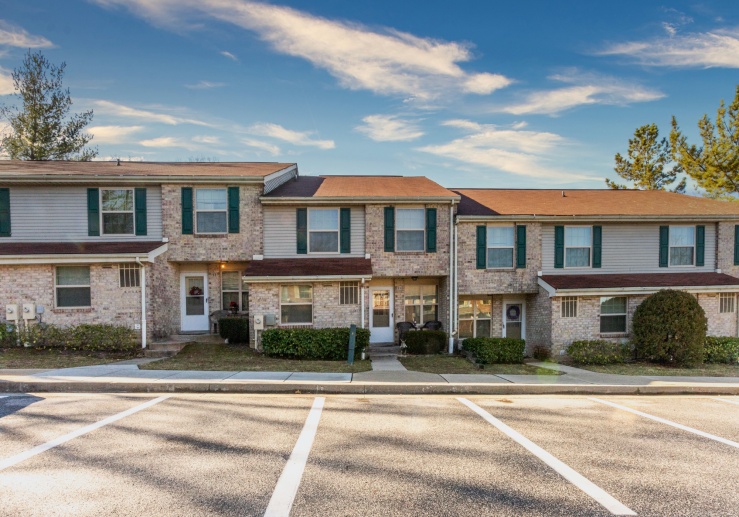 Spring Hill Apartments & Townhomes