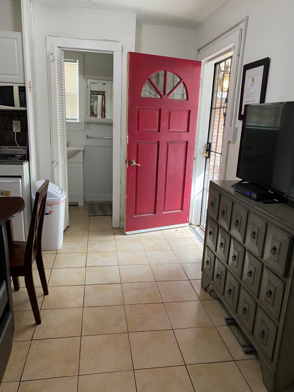 Charming Furnished 1 Bedroom Cottage in Gated Courtyard