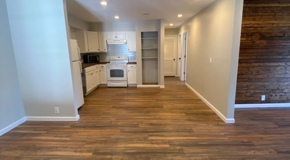 Renovated 2 BR, 2 BA Apartment, Easy Access to I24 & 15 Mins. to Downtown Nashville