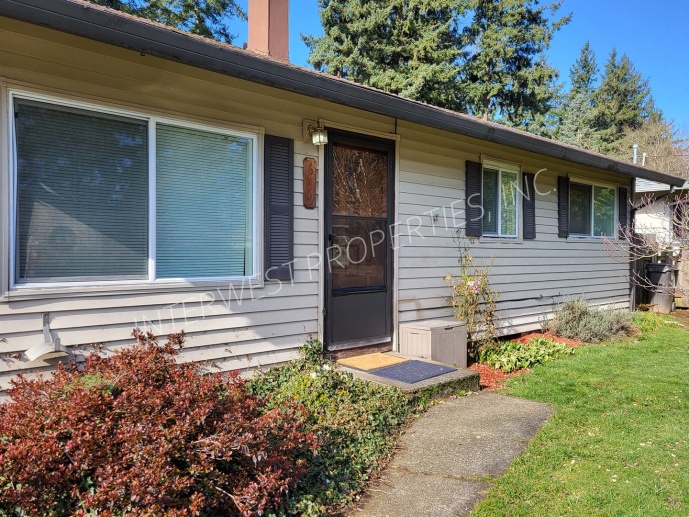 Charming 3 bd Home in Portland with W/D Hook-ups, New Carpet, and Large Fenced Backyard