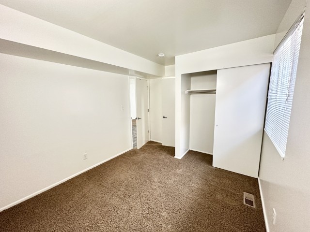 Spacious, 2 bd/1 bath w/ balcony! Pet friendly, Google Fiber ready, and close to Trax in Downtown SLC!