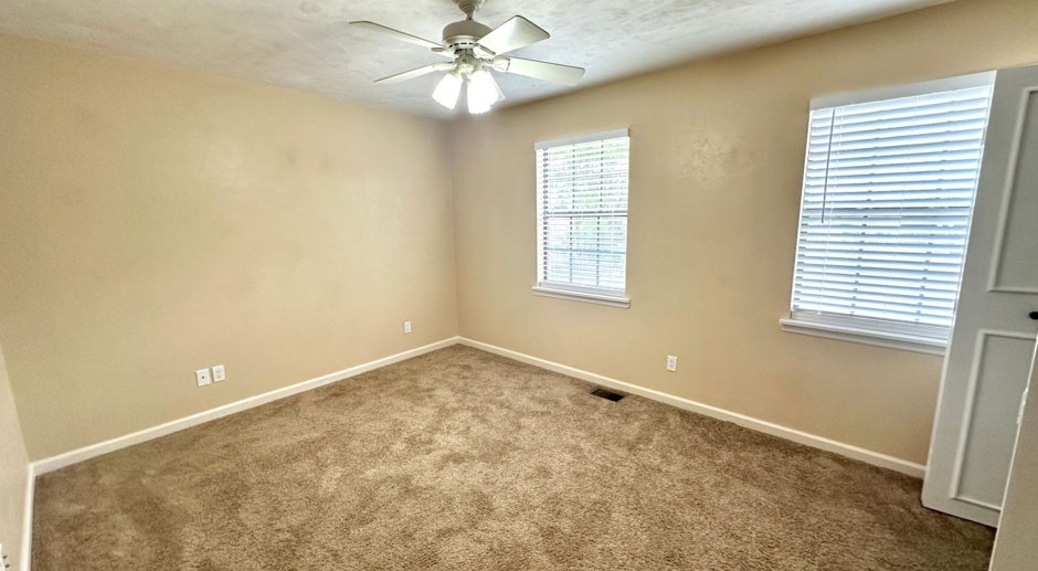 LOVELY 2/2.5 NW Twn w/ Granite Counters, Washer and Dryer, Deck, Fenced Yard, & More! $1295/month Avail Now!