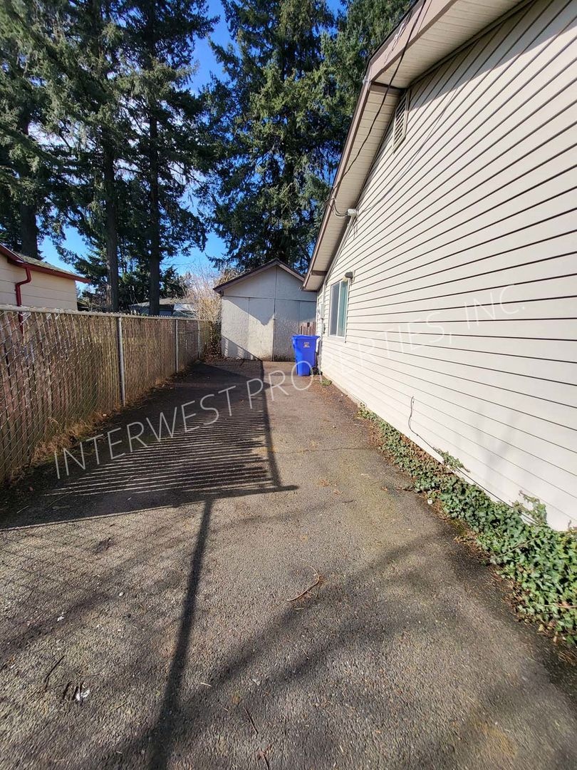 Charming 3 bd Home in Portland with W/D Hook-ups, New Carpet, and Large Fenced Backyard