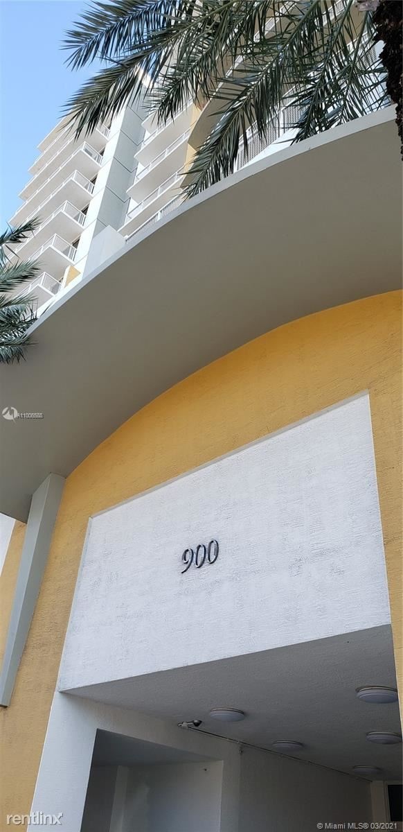 900 SW 8th St