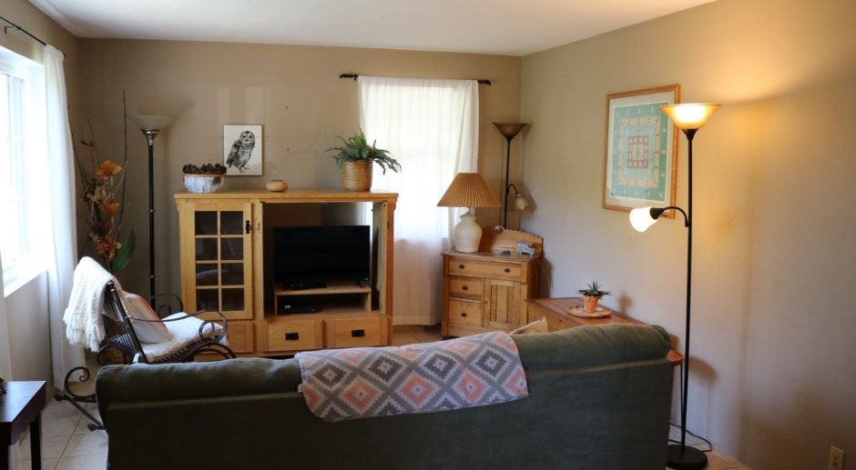 Two bedroom one bath fully furnished located in central Tucson! 
