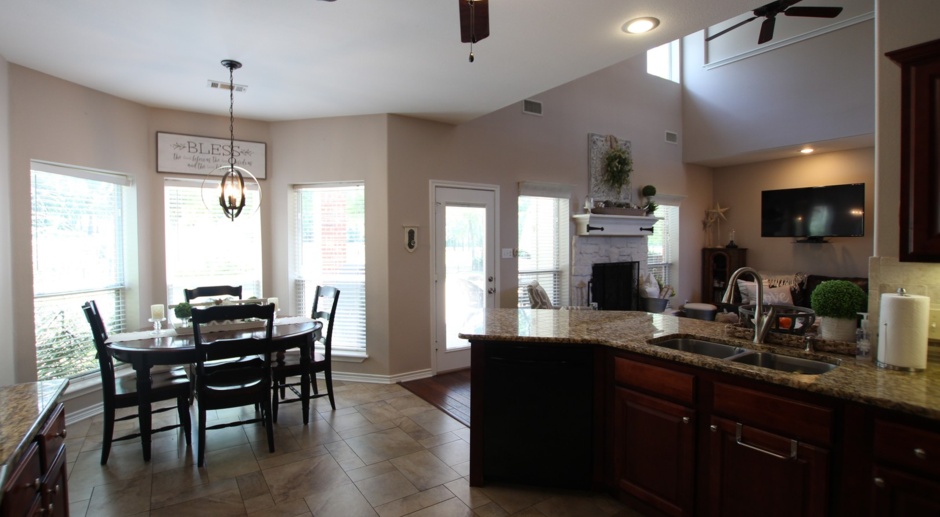 Stunning 4 bed 2.5 bath home in Oak Hurst Subdivision!