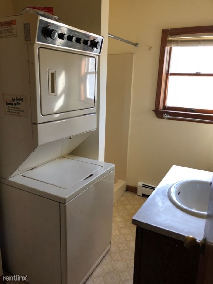 Spacious 3 Bedroom 2 Bathroom Duplex Apartment - Parking - Laundry in Unit / Tuckahoe