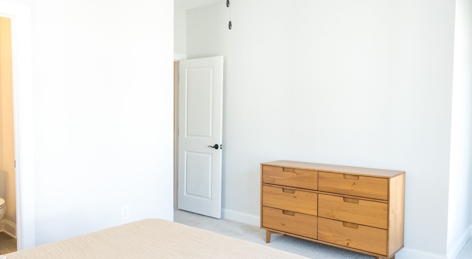 Luxury, modern downtown 2 bedroom available NOW! Flexible short or mid-term lease options available!