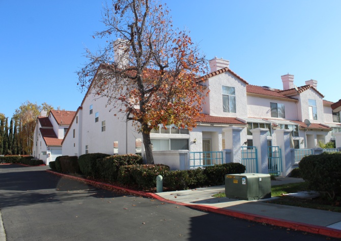 Houses Near Gated Community~$2,595~ 2 Bed/2.5 Bath End Unit Townhome.