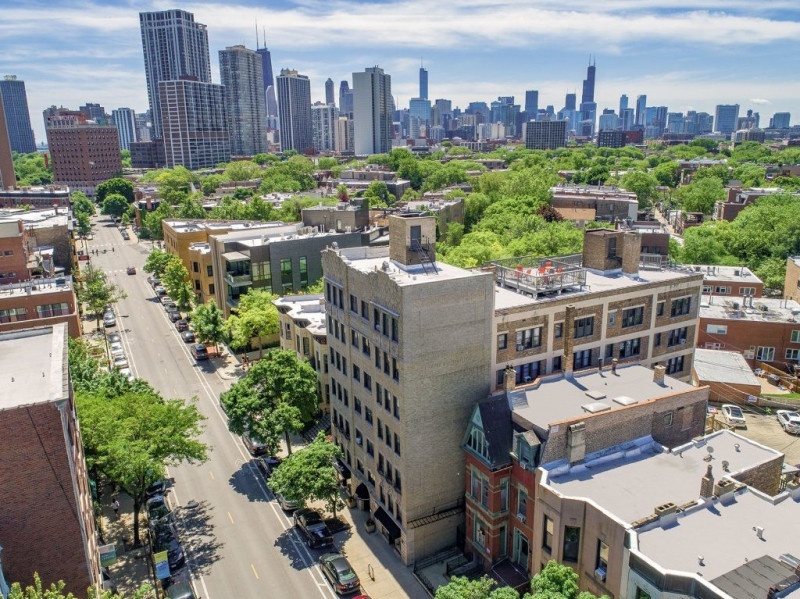 Popular Lincoln Park Apartments with Rootop Sundeck