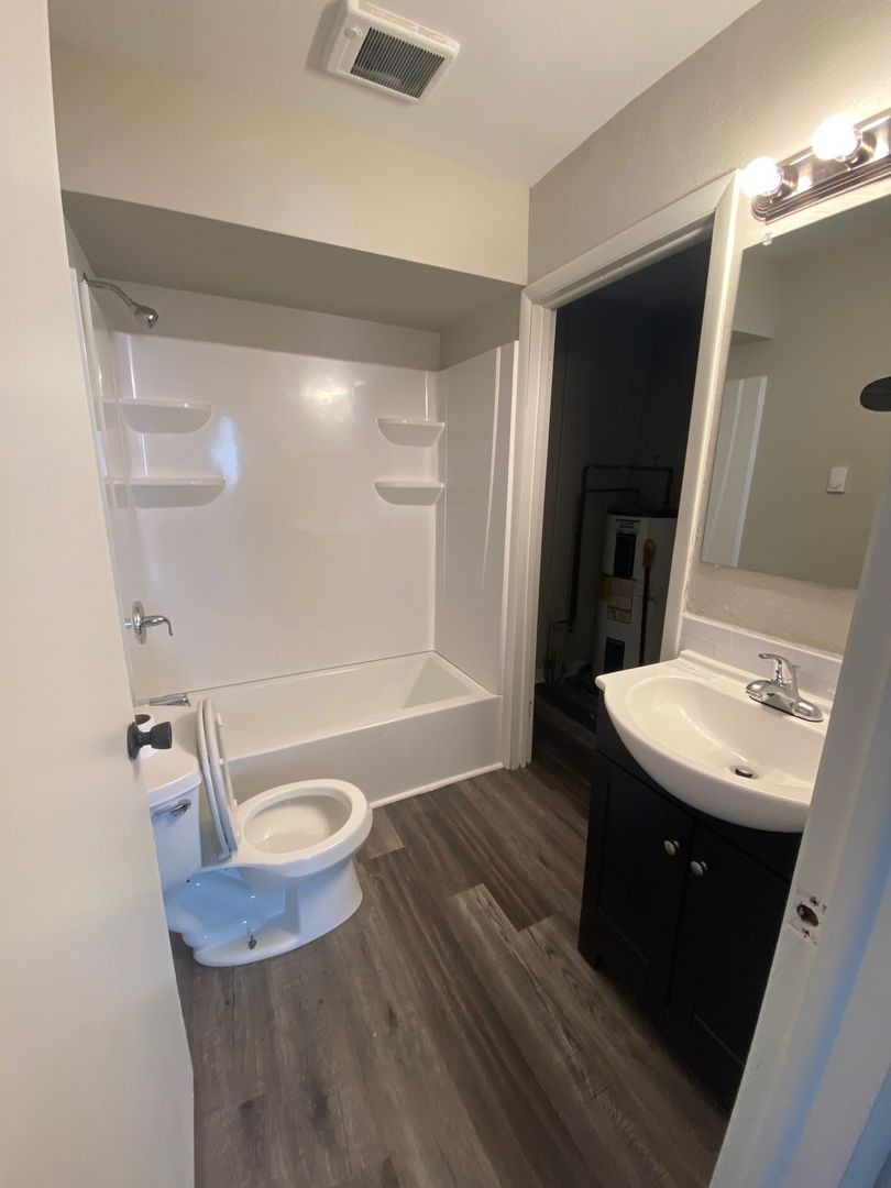 Updated 1 bed/1 bath with Washer/Dryer Hookups!!